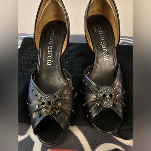 Pedro Garcia peep toe pump with Swarovski crystal skull Size 9
